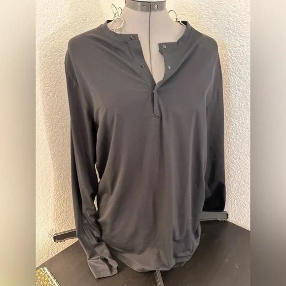 LuluLemon Men's Black Long Sleeve Shirt - Picture 14 of 14